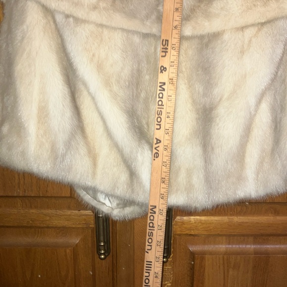 Genuine fur jacket. Species unknown. 20” long, 9” collar. Weiss furs, St Louis. - Picture 4 of 5
